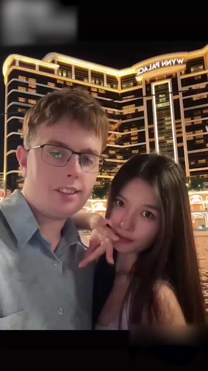 四川95后美女 Ami 疯狂倒贴英国穷男友Tom 秀恩爱送名牌包养 反被Tom推特配文炫耀倒贴 亚洲马桶天花板实锤！