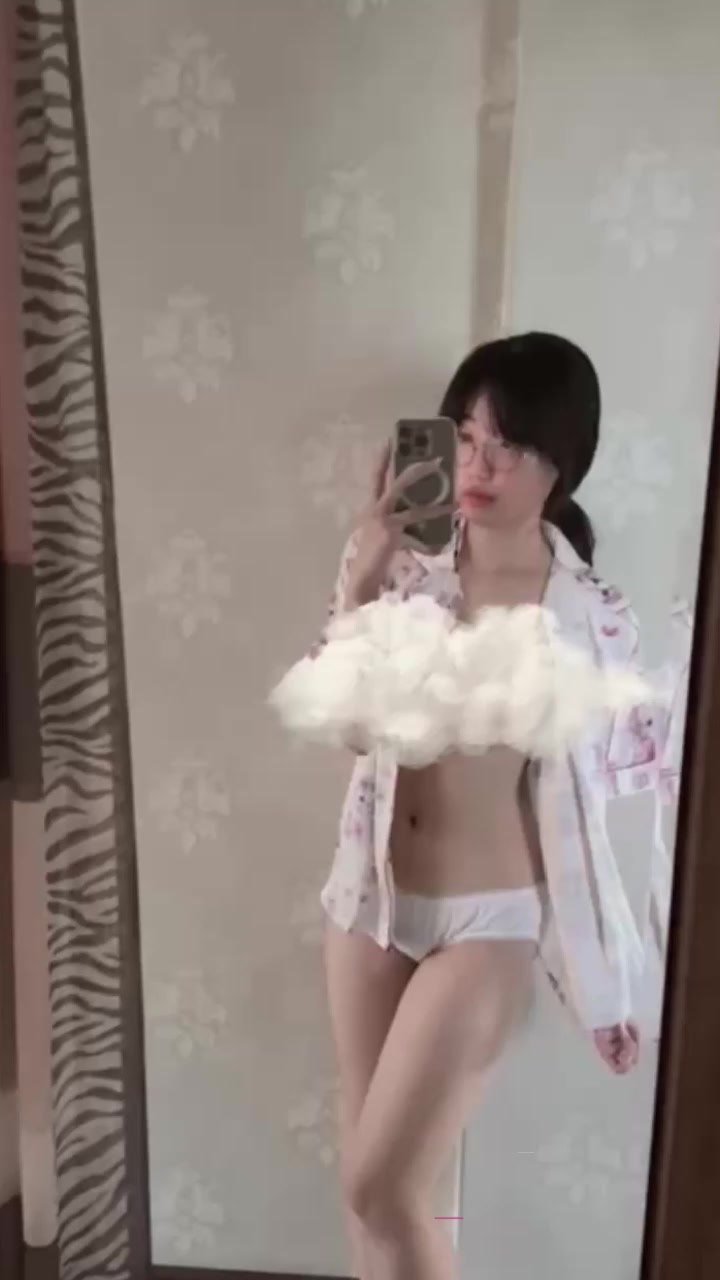 云南师范大学眼镜妹 周晓琴 假期在家寂寞发情逼痒难耐 为泄欲给男友私发自慰视频！