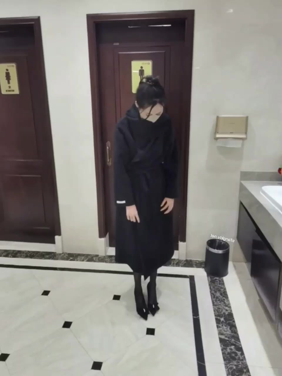极品人妻小鲸鱼 被主人拴着狗链拉到男厕所做爱 旁边竟然还有人在尿尿 真是无比刺激！