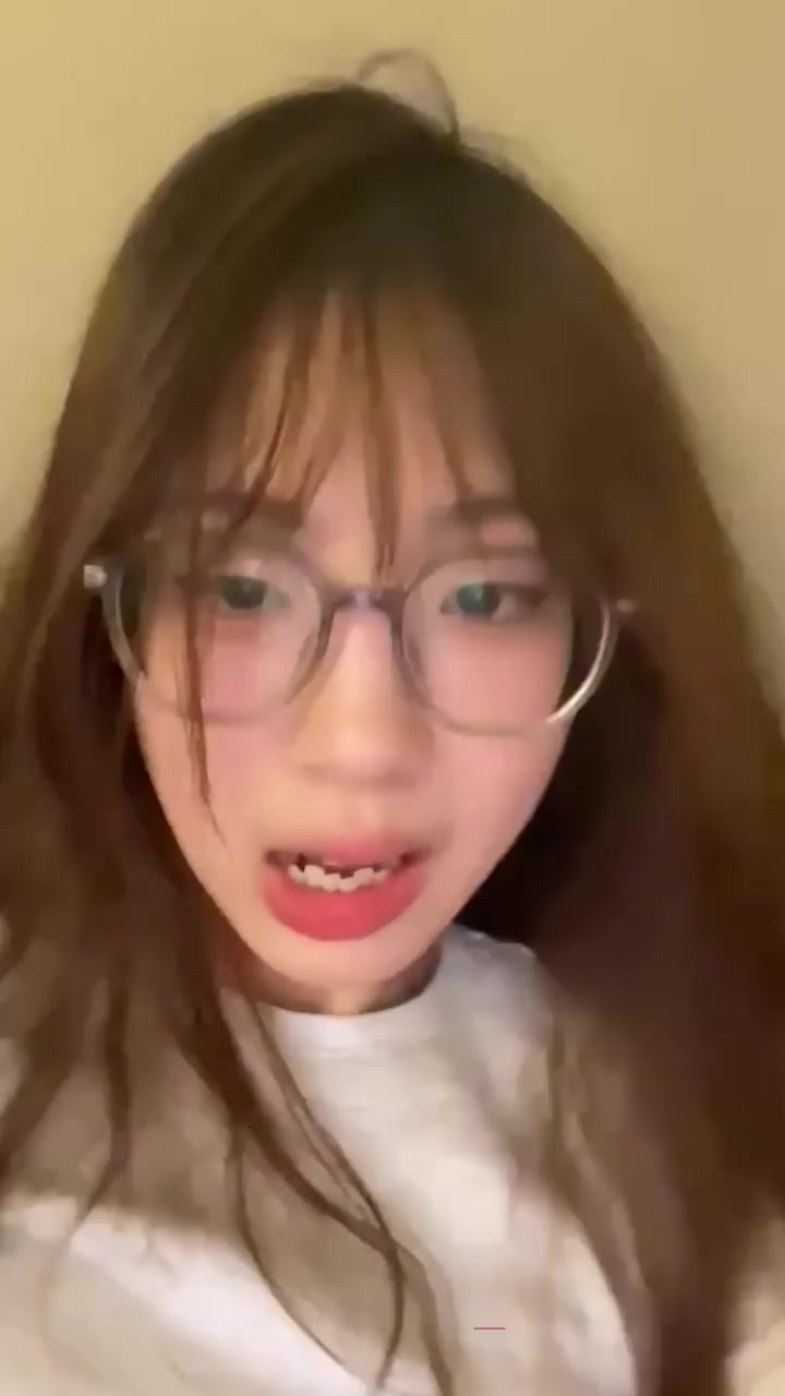 广东中山反差眼镜婊 张倩倩 出轨前任对其巨根念念不忘 送逼上门后被男友发现曝光私拍！2