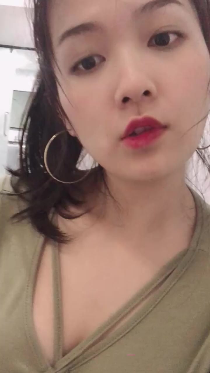 超饥渴离异少妇 为发泄欲火吞蕉色诱炮友 胯下侍奉口技一流 骚脸极具反差感！1