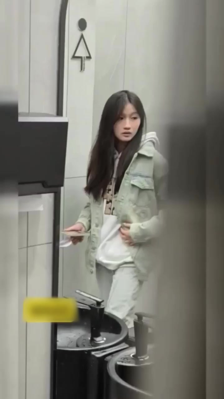 厕拍新作精选流出！意外捕捉爆乳御姐玩调教任务 小穴竟塞着遥控跳蛋 尿线刚止就迫不及待掰穴插回！