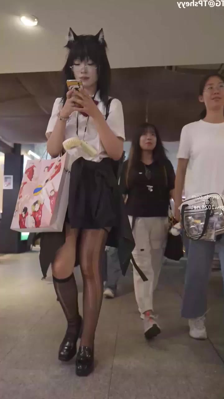 抄底街拍大神新作！高挑JK猫女真空逛街 黑丝翘臀春光乍泄 肥美小穴时隐时现 高清捕捉每丝春光！