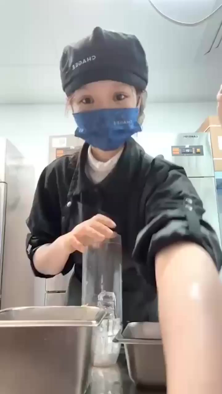 霸王茶姬店员记录“手打柠檬茶”全过程曝光 官方急删视频辞退员工 徒手捏柠檬玩梗玩到现实！