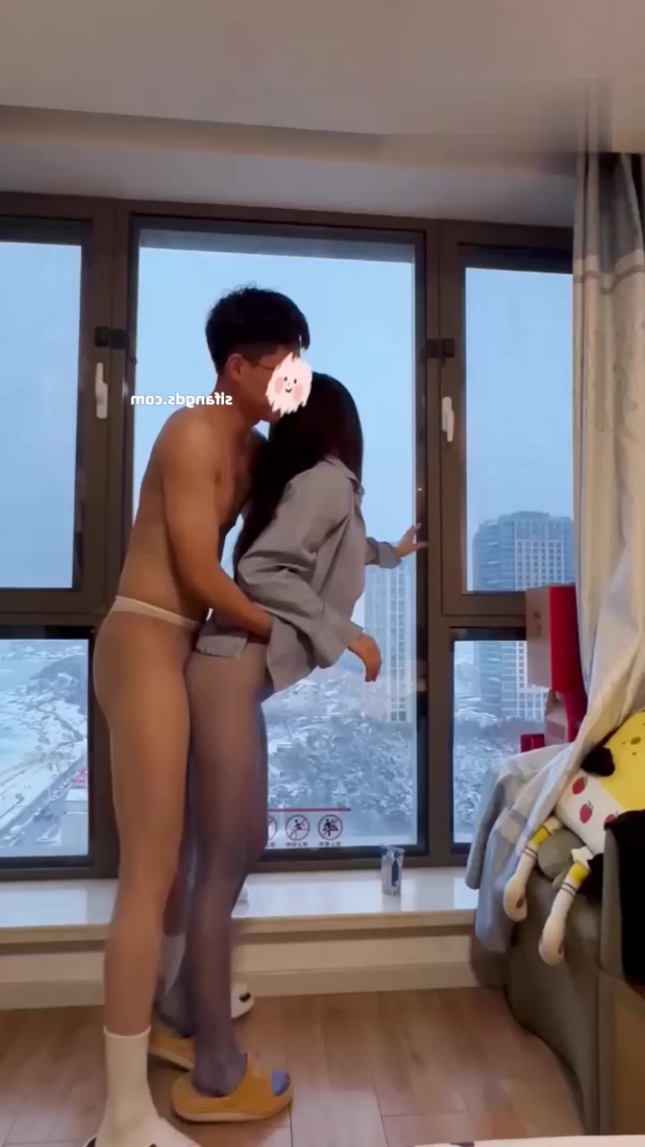 网黄小情侣 十二钗 付费新作 丝袜控恋人玩情趣交欢 窗前边做边看风景！1