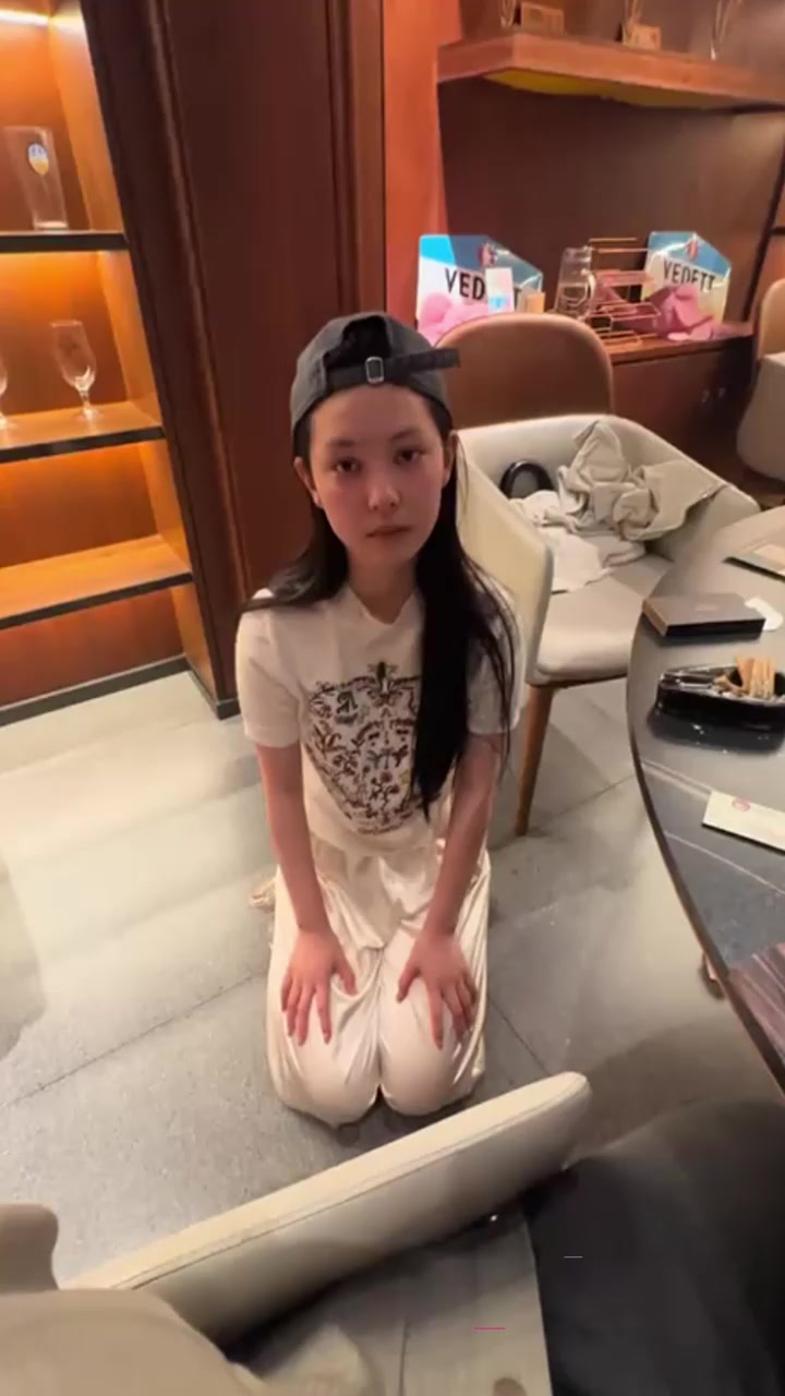 山东淫女 王晓迪 出轨被劳斯莱斯大哥抓奸在床 花着金主钱包养小白脸 跪地发毒誓乞求原谅！1