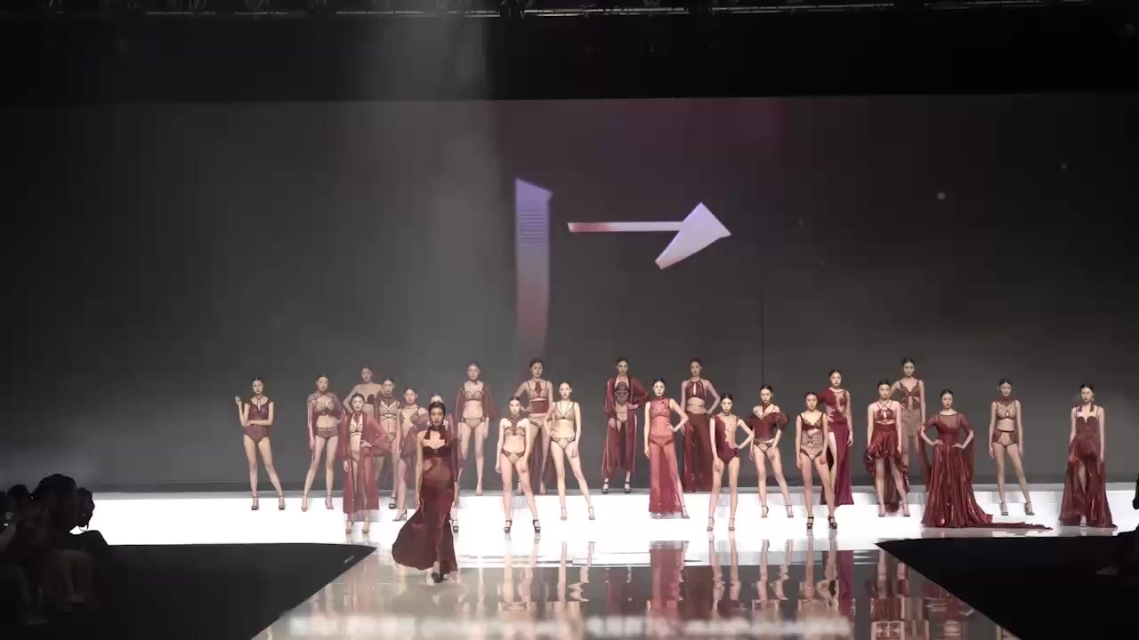 内衣模特大赛现场实录 超多冷艳女神扭腰翘臀T台走秀 火辣曲线白嫩长腿 透明蕾丝内裤诱惑！