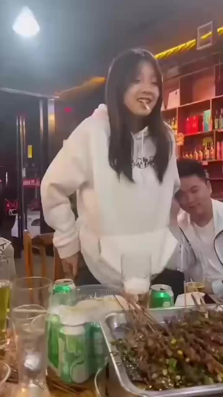 凯里反差骚货酒桌发浪 在异性起哄下撩衣露奶 妖娆骚舞吊带滑落露点 现场画面淫俗不堪！