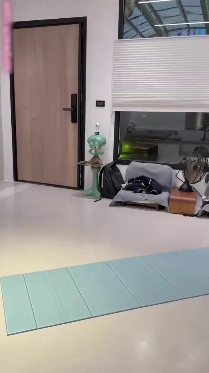 台湾极品臀后 Ellie 女同私拍 健身房与闺蜜激情泄欲 互舔酥胸美腿交缠 淫靡画面诱惑满满！
