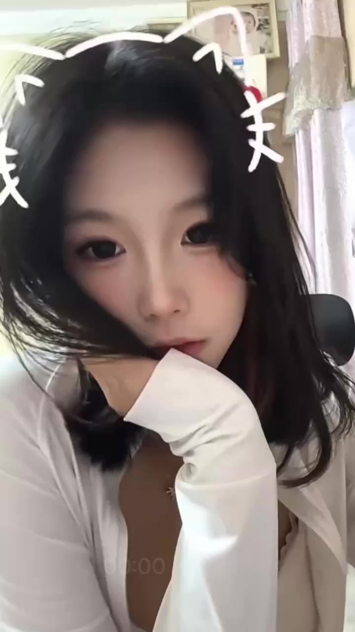 高挑反差眼镜妹 李舒瑶 不雅视频流出 黑丝尤物欲拒还迎 跳蛋一塞瞬间乖顺 露脸挨操反差爆表！