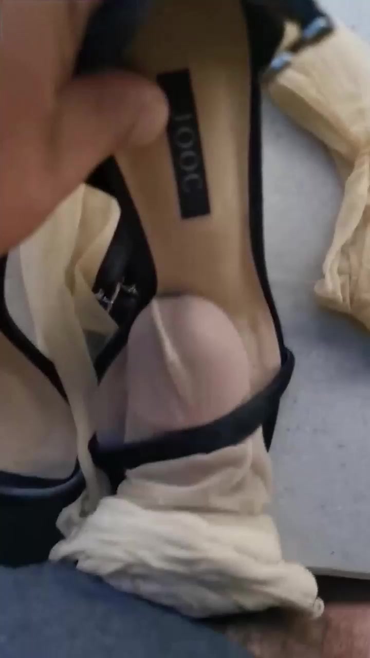 足控必看福利！超性感美腿女神 丝袜挑逗龟头 高跟玉足紧夹肉棒 浓精喷满粉嫩小脚 画面极度刺激！