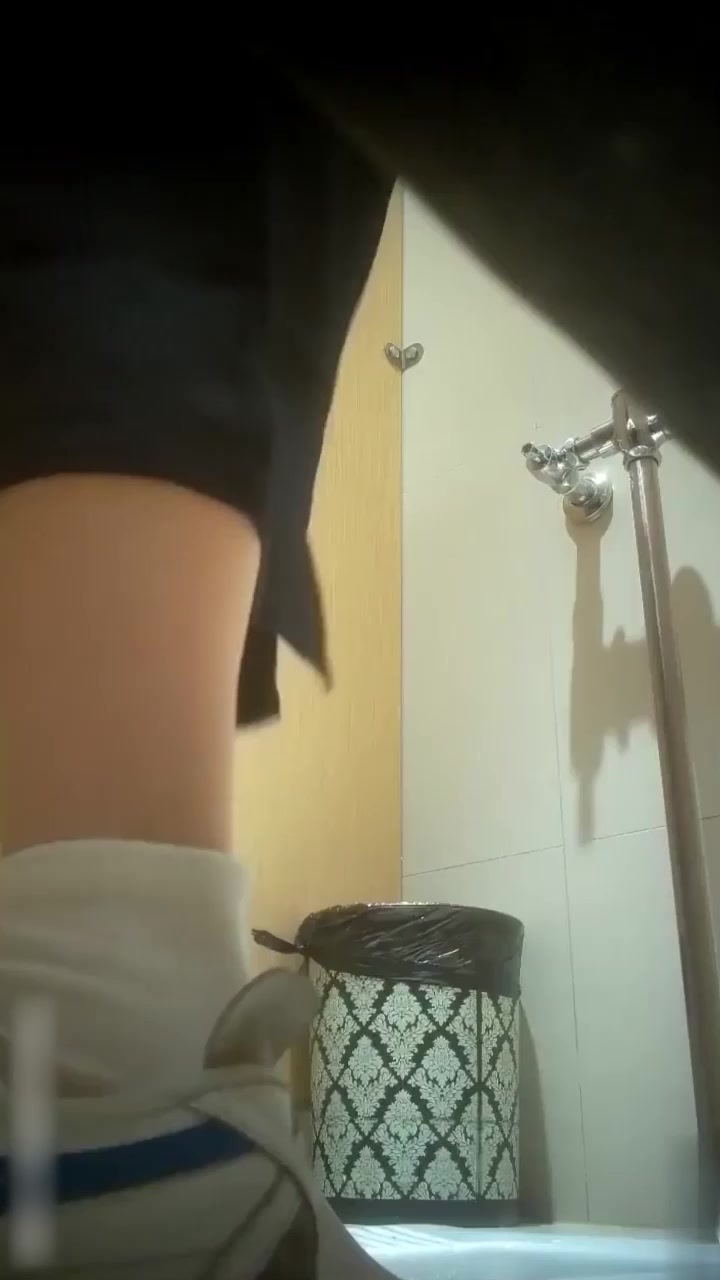 厕怕大神天花板 化身伪娘潜入高端商场女厕 近距离怼拍各种嫩逼 粉鲍肥鲍黑鲍轮番上阵 尿声水声心跳声超清收音！