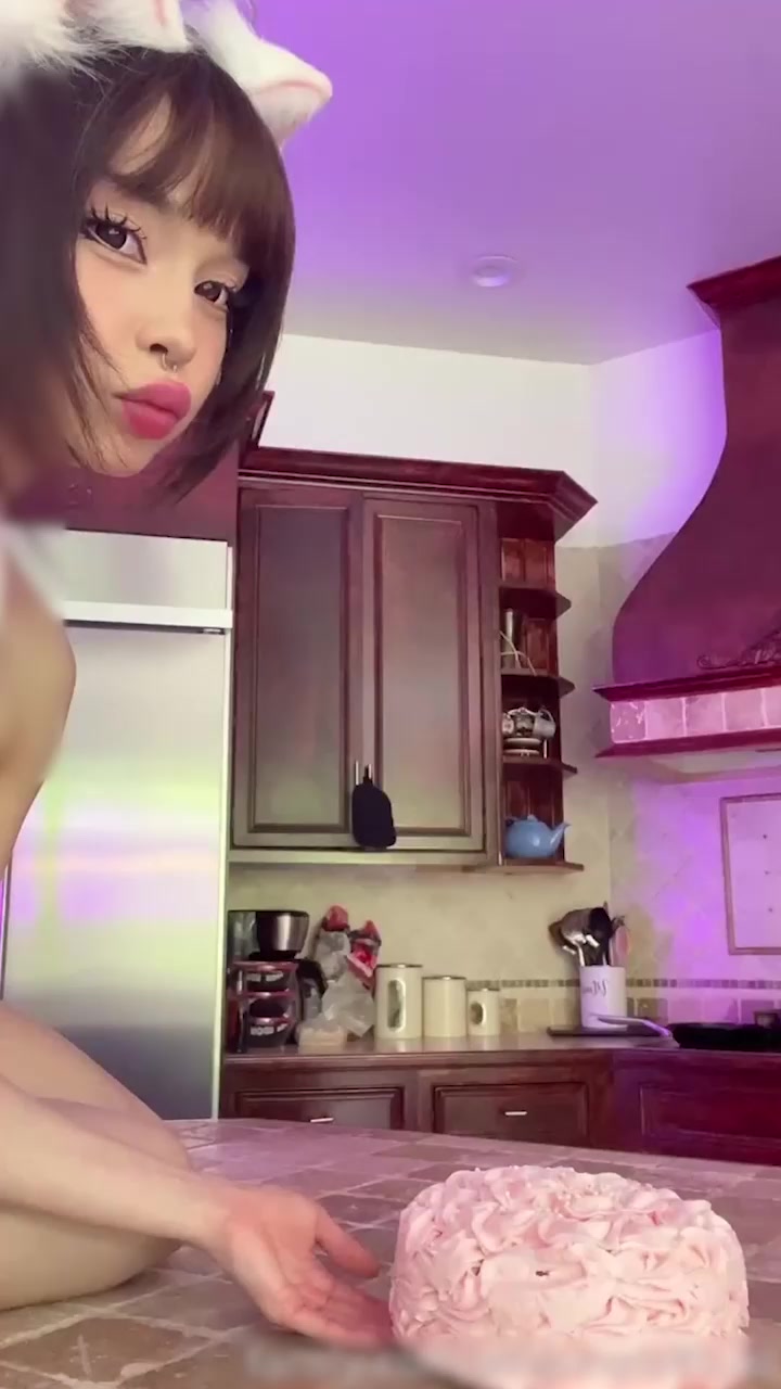 欧美顶流网黄 AmaiMaiOfficial 福利视频流出 cos绫濑桃 蛋糕抹身美腿大开揉穴 画面香艳无比！