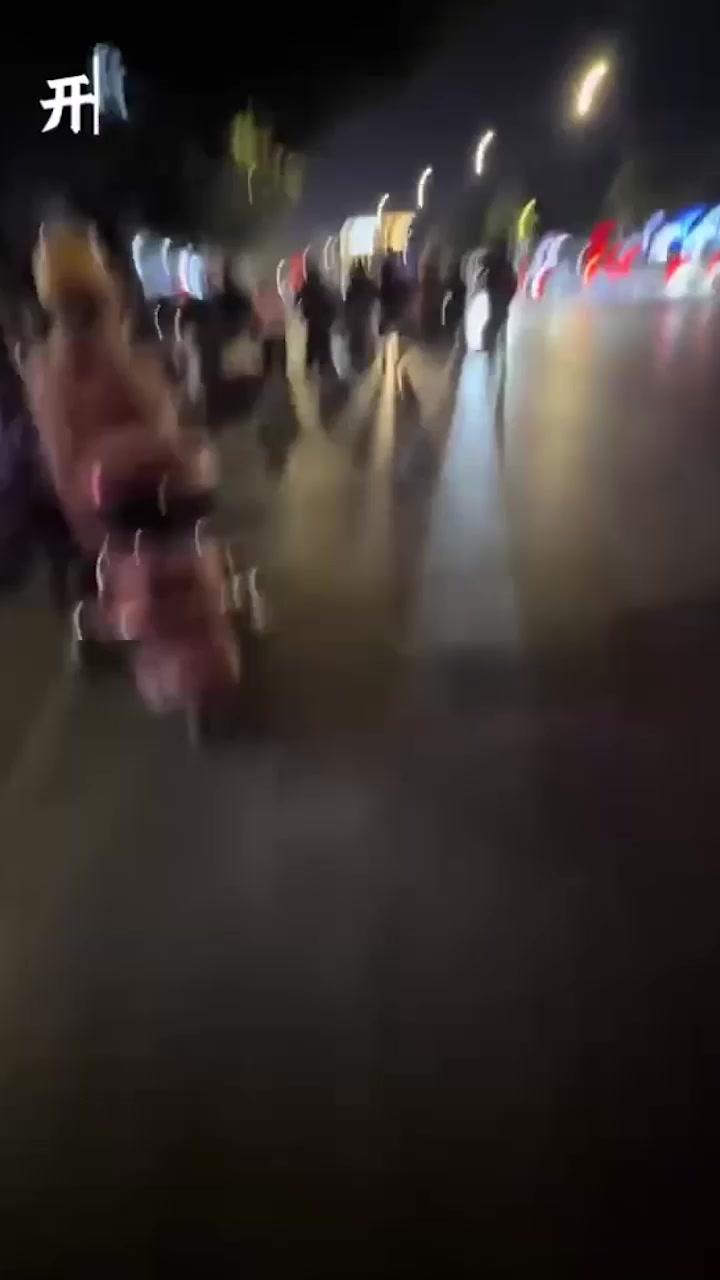 江西景德镇豪德贸易广场发生严重车祸 小轿车失控撞飞4辆两轮车 救护车来回两趟拉人 其中一人当场身亡！2
