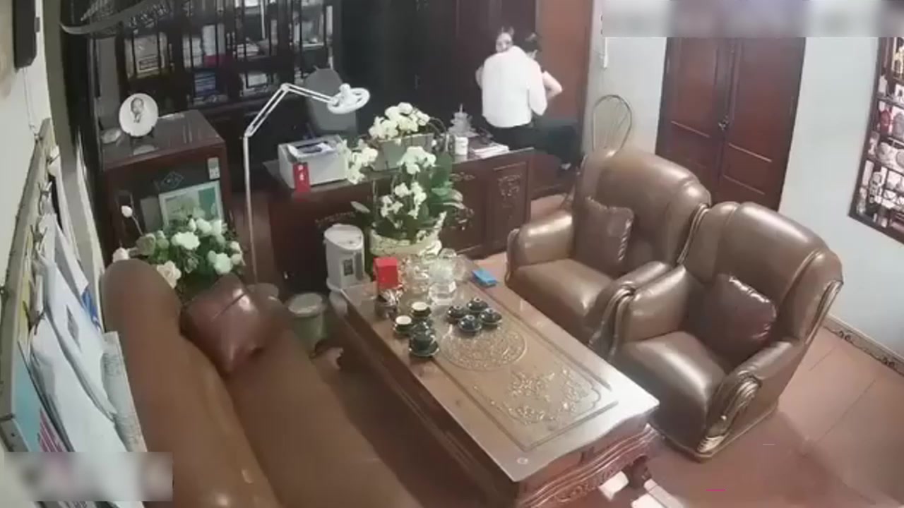 越南宁平海后 高中校领导大瓜 办公室内与多名女性亲密接触 衣冠禽兽害人无数 监控视频曝光轰动全网！