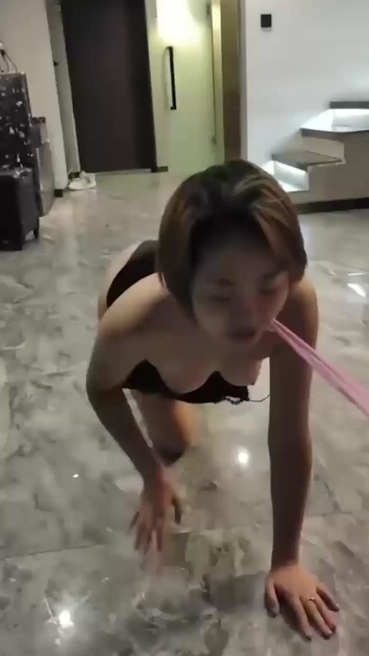 甘肃极品母狗 张秀娜 酒店3P调教狂欢视频流出 跪爬深喉口交张嘴接尿 贱到爆炸！