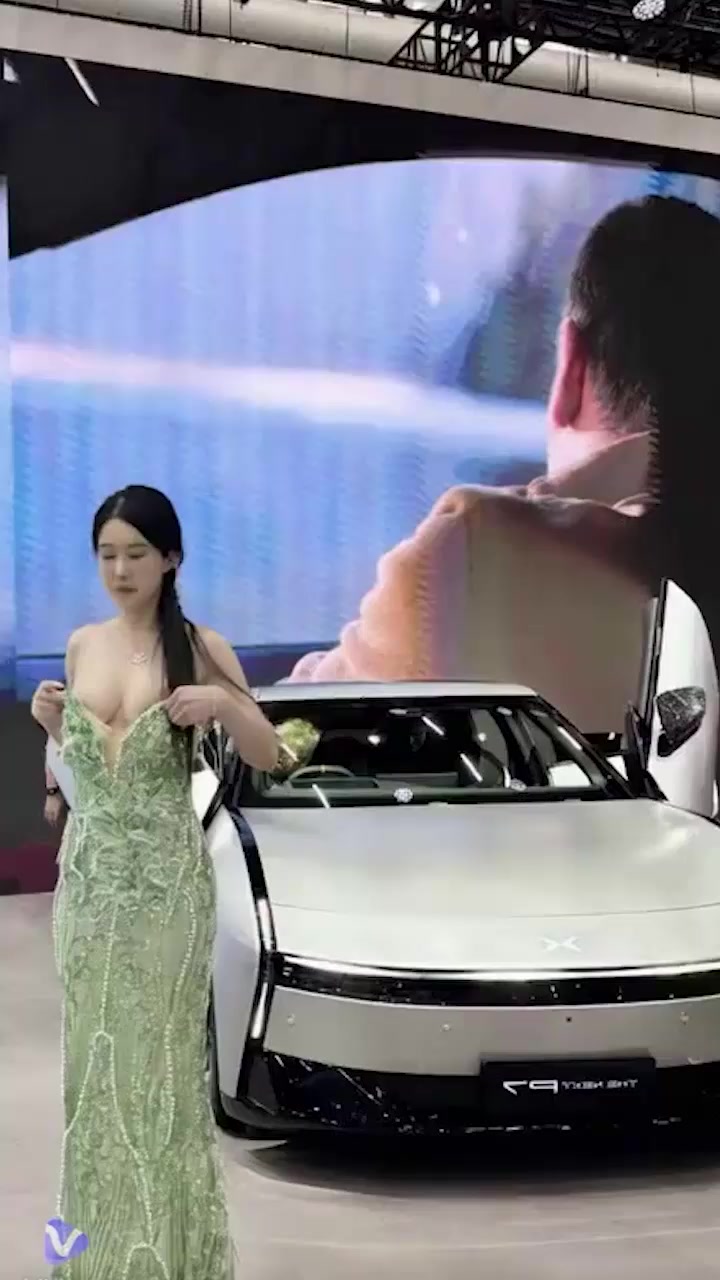 小鹏车展不雅视频疯传 女主竟是亚洲小姐冠军吴丹 官方紧急辟谣AI生成 绿裙模特原视频曝光