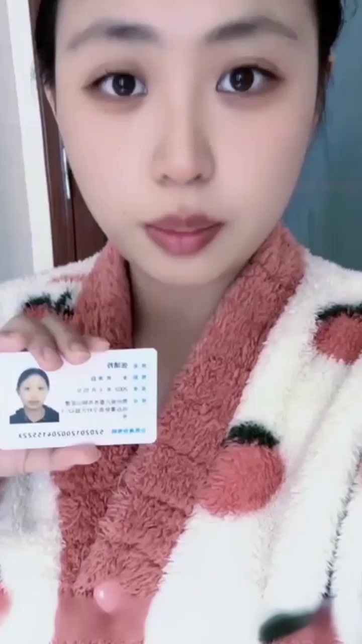 贵州爆乳女孩 张静玲 手持身份证全裸自拍还债 浴缸岔腿揉穴自慰 巨乳晃到失焦 为了碎银甘当母狗！