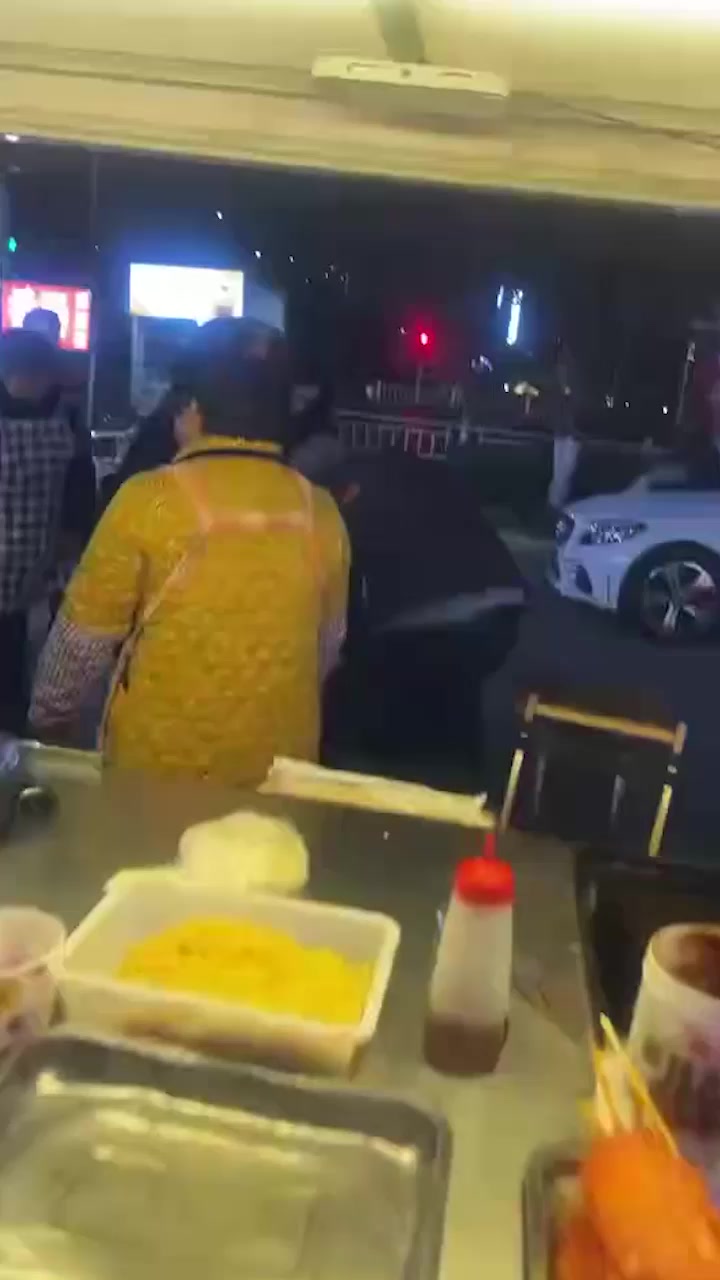 亳州夜市炸锅！老太太火眼金睛怒骂美人妖 当街开打撕衣服全裸大战 奶子晃荡躺地痛哭 围观吃瓜拉架成春宫！