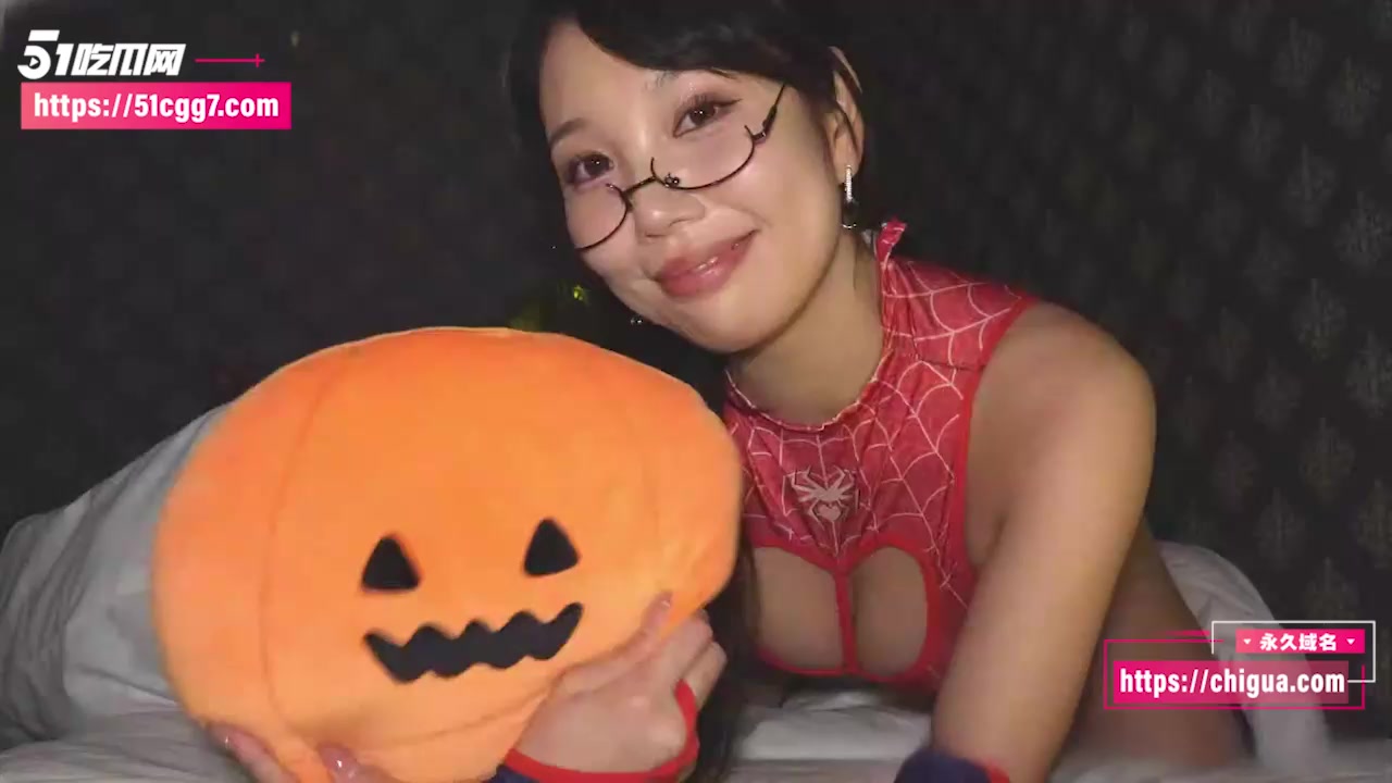 日本高颜值女优 香月怜 自慰福利 蜘蛛侠情趣装紧裹娇躯 深吞假屌猛插嫩穴 爽到白浆泛滥！