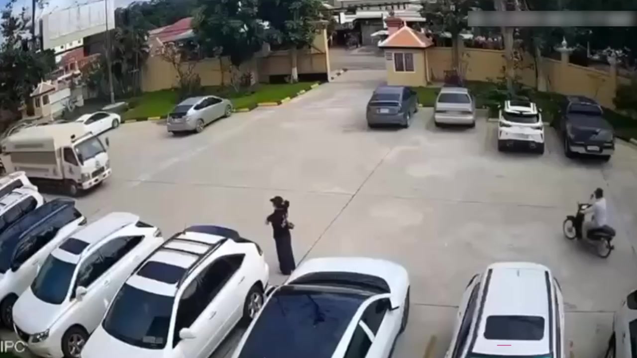 柬埔寨劫法场现场视频！黑衣大嫂一人一枪为爱冲锋 单枪匹马勇闯法场救男人 情深意重轰动全网！1