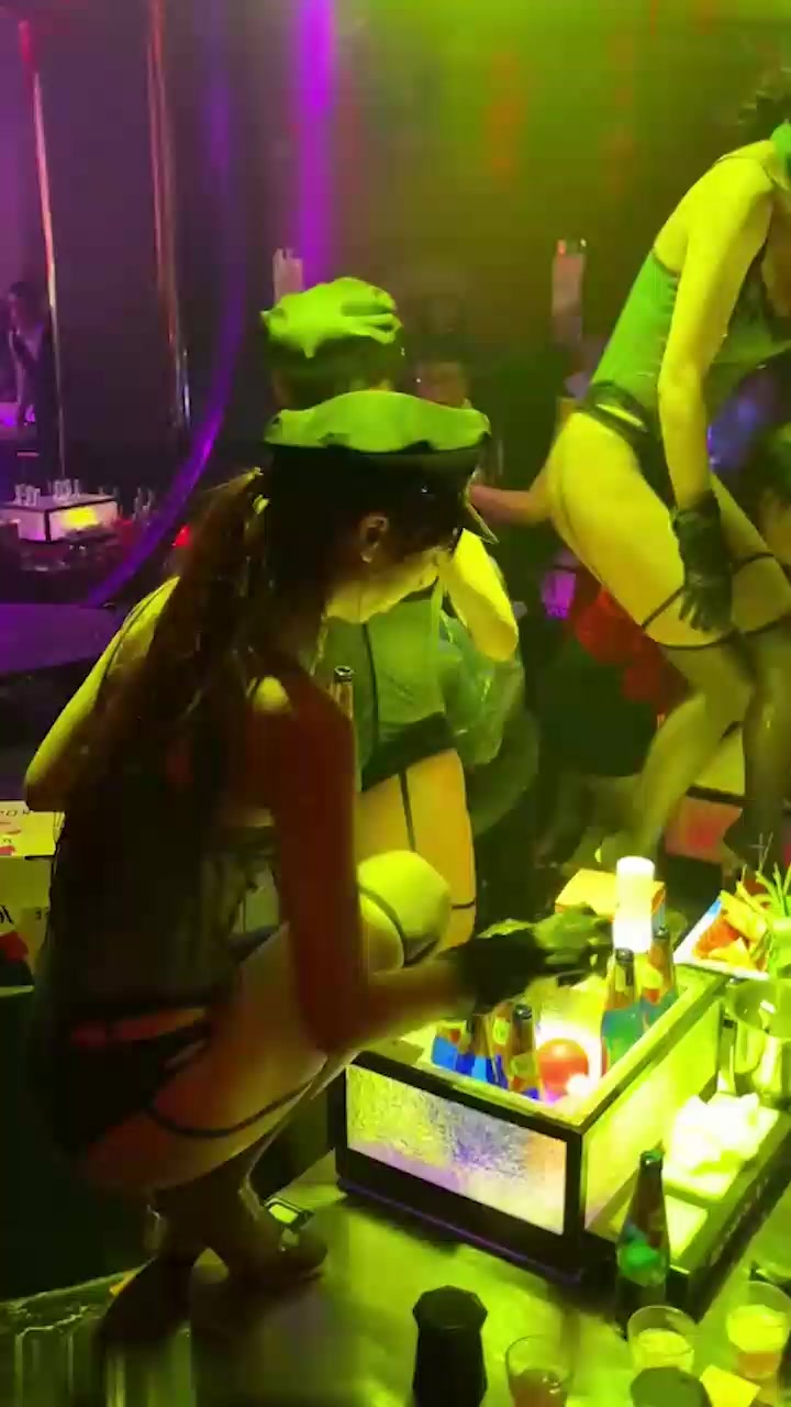 深夜酒吧大哥豪掷千金 性感美女香槟湿身热舞 扭腰顶胯香艳至极！