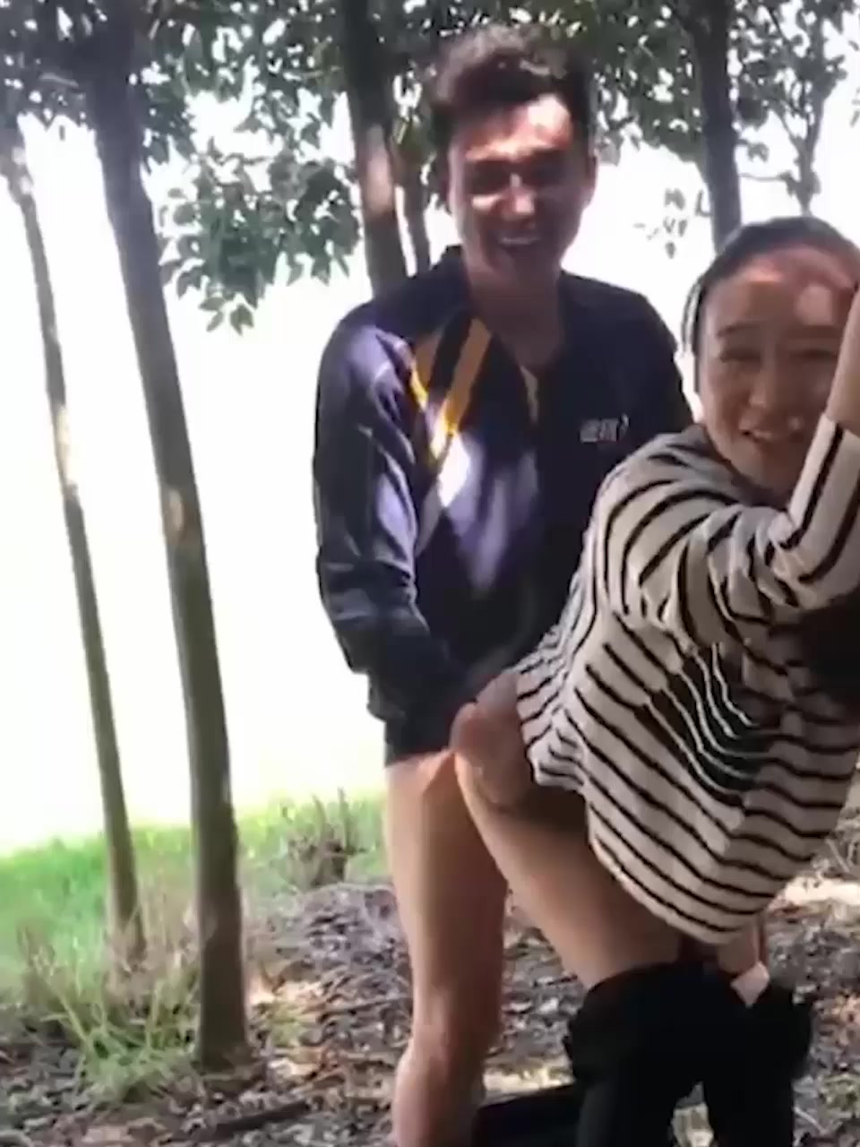 江苏响水德邦物流野战事件！快递小哥户外激情开干 女同事被后入打桩猛操！