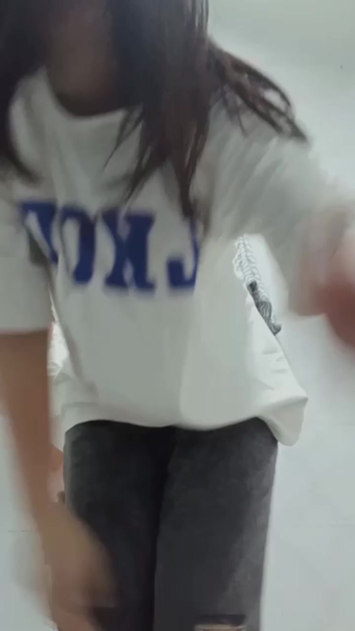 极品学生妹 辛辛 网调露出自慰流出 雪嫩双乳挺翘诱惑 一线天美穴性奋流汁 纤纤玉手揉奶抠穴 脸穴同框反差到爆！