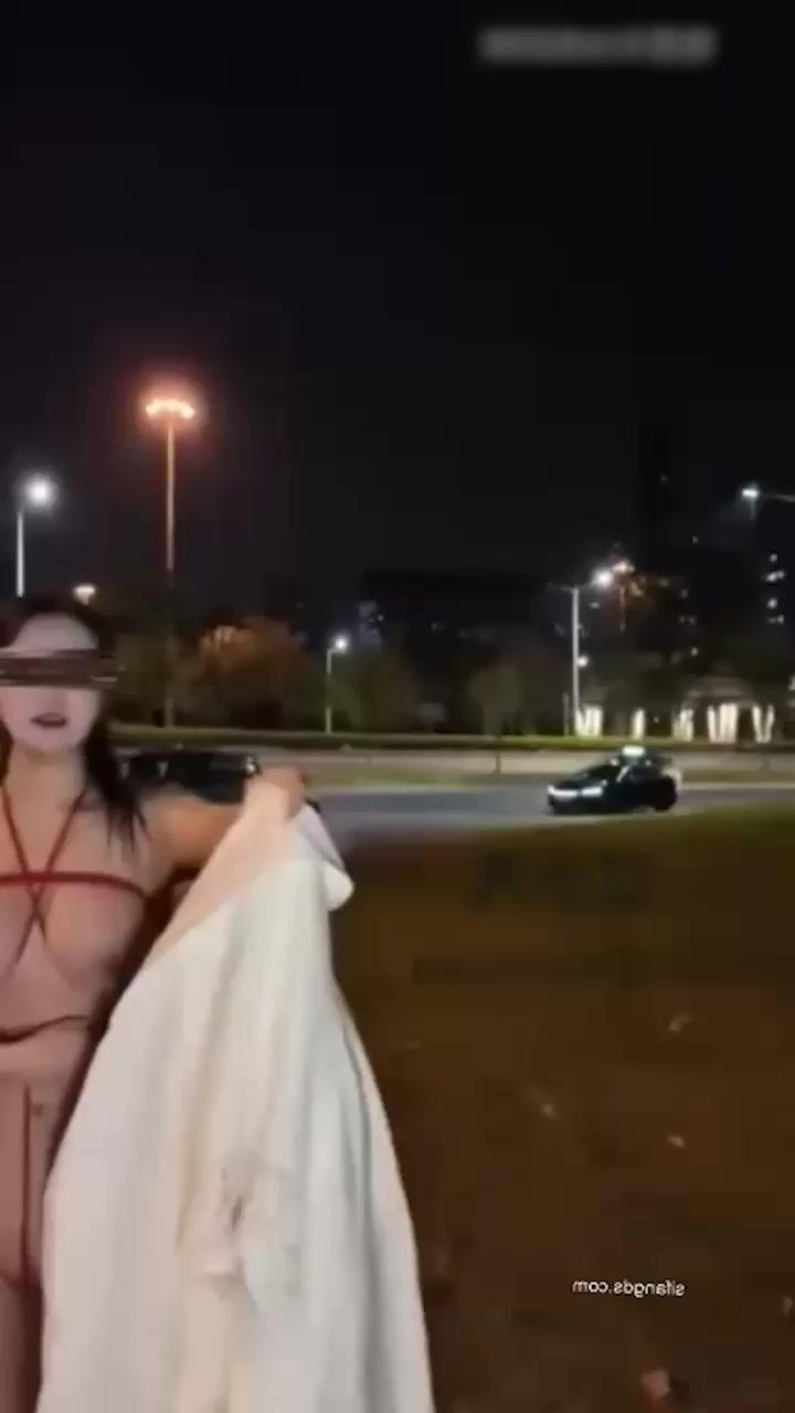 推特巨乳露出狂魔 江小凡 马路全裸撅臀诱惑 代驾小哥当街揉奶抠穴 画面香艳刺激！