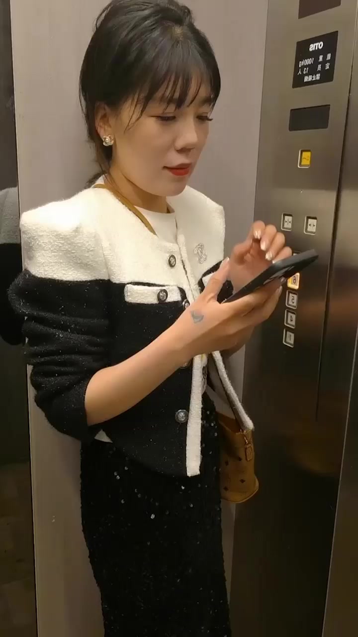 极品轻熟少妇 COS蜘蛛侠跪爬口交！主动挑逗骚劲爆棚 被撒尿调教打桩爆操 销魂表情浪叫连连！