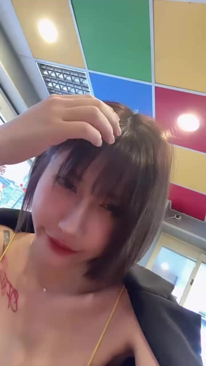 TikTok13万粉博主 杏妮 早年和男友私密视频流出 眼神魅惑深喉口爆 清纯人设彻底崩塌！