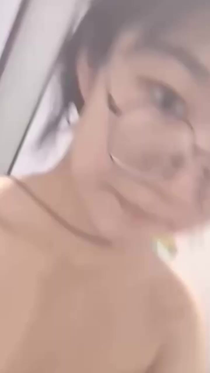 山东清纯高中生 为买手机被金主网调 反差眼镜妹浴室三点全露展示娇嫩酮体 嫩逼黑的全网都震惊！
