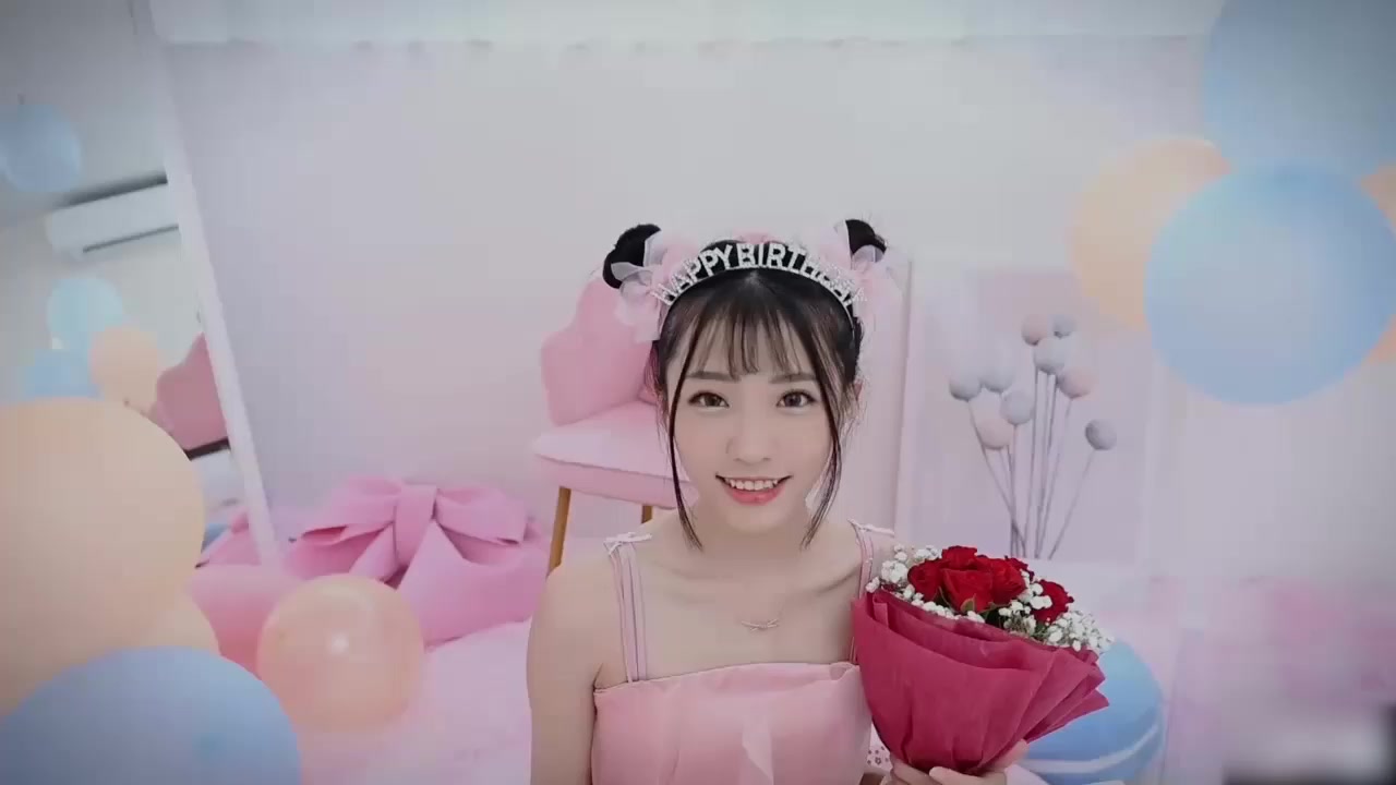台湾极品娇娃 妍妍 生日派对全裸写真 香槟奶油浇满雪肌 玫瑰遮羞粉嫩湿穴 娇喘勾魂 似在邀人品尝舔弄！