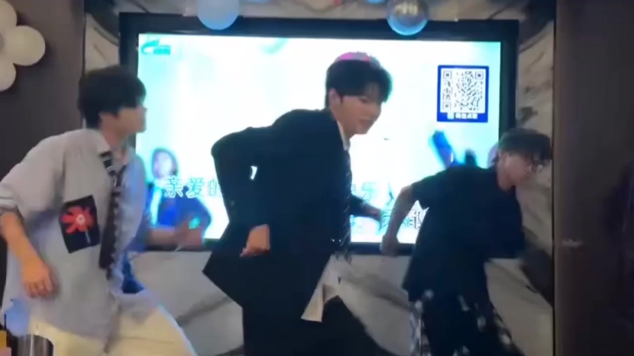 KTV会所少爷内部培训视频曝光！女客花样越玩越野 颜值只是入场券 当鸭子竟比上清华难！2