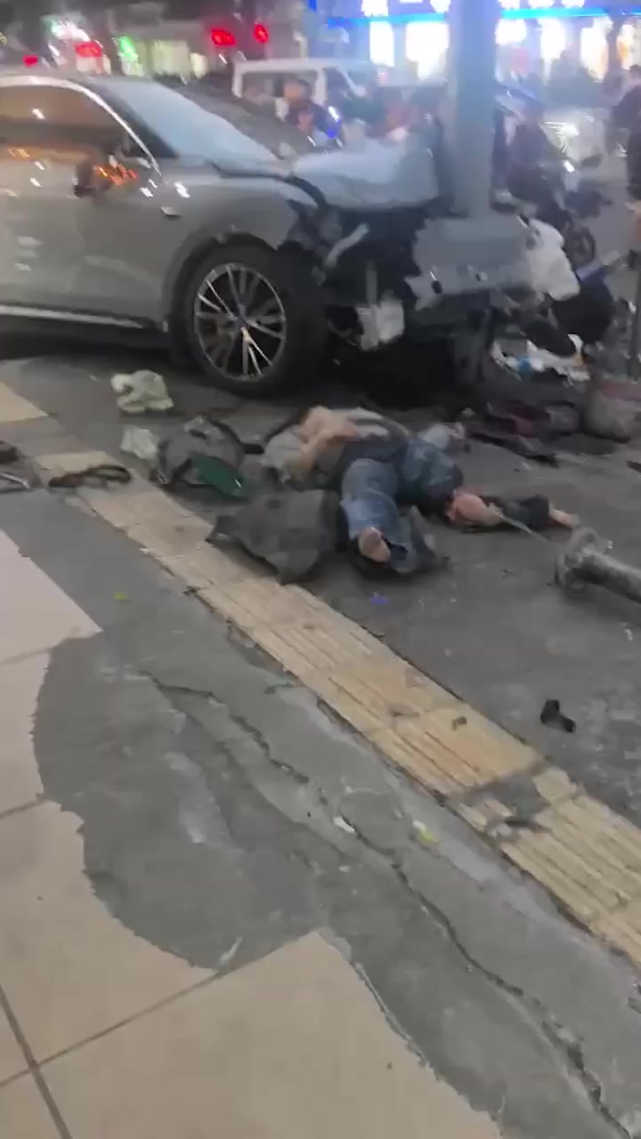 广州花都惊魂车祸！灰色零跑狂飙冲人行道 撞飞多名路人现场血肉模糊4人重伤 视频与监控画面流出！2
