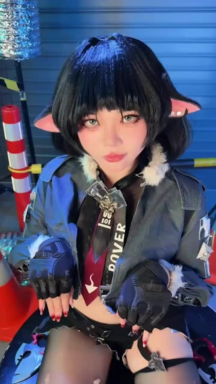 极品萌神 ZinieQ COS珍妮多秘书写真私拍流出 紧身漆皮装下乳浪臀波翻涌 战损版丝袜诱惑爆棚！