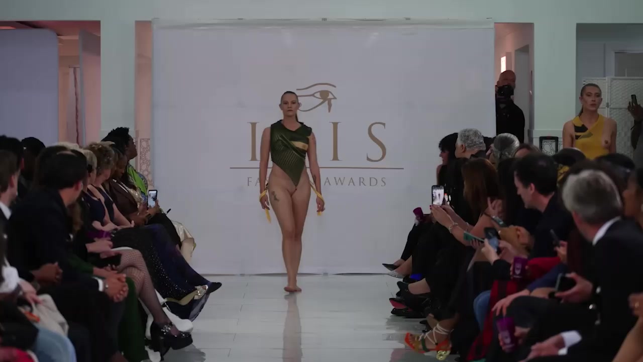 人体本真挑战布料枷锁 荷兰国际时尚展 模特全裸试穿主题服装 白嫩美乳若隐若现 到底是高雅还是色情？