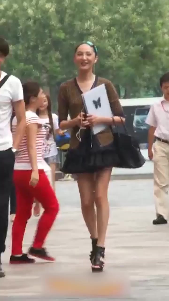 大神竟抄底偷拍李小璐 深蓝包臀裙炸场 北京商场摇曳S曲线 蜂腰翘臀沟壑深邃 熟女风情撩爆！