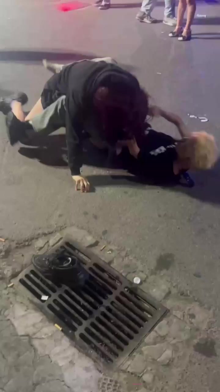 彪悍小仙女暴走名场面 当街狂揍黄毛精神小伙 大白屁股极度辣眼 小伙甘拜下风被打到怀疑人生！