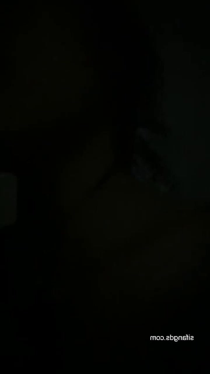 00后嫩妹勾引7旬大爷第二弹 保安室全裸自拍叫醒老伯 求摸胸完成任务 大爷吓一激灵最终忍不住轻触完美酮体！