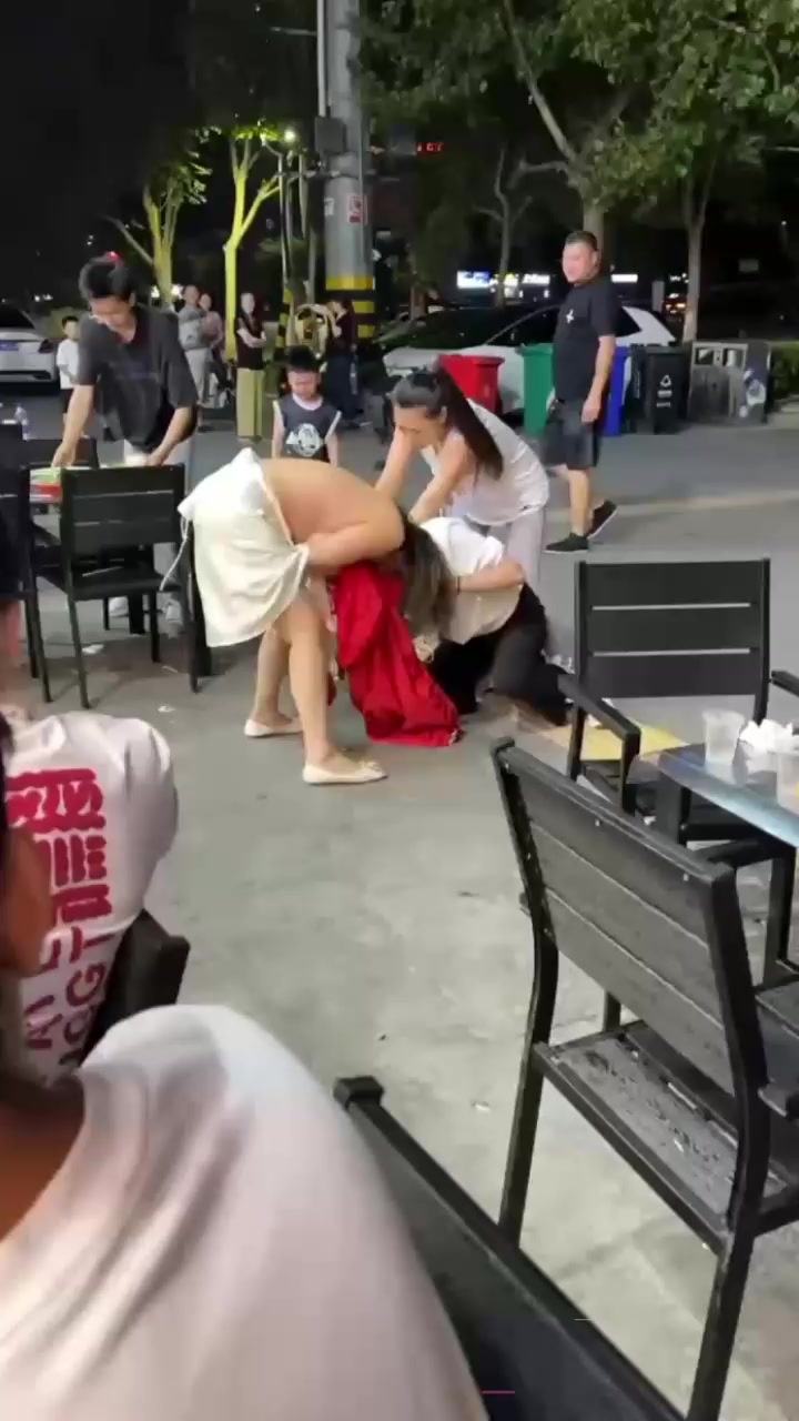 原配小三当街互殴名场面 激烈扭打互相撕扯 衣服扒光露出雪白肉体 彪悍战斗力引得路人围观！
