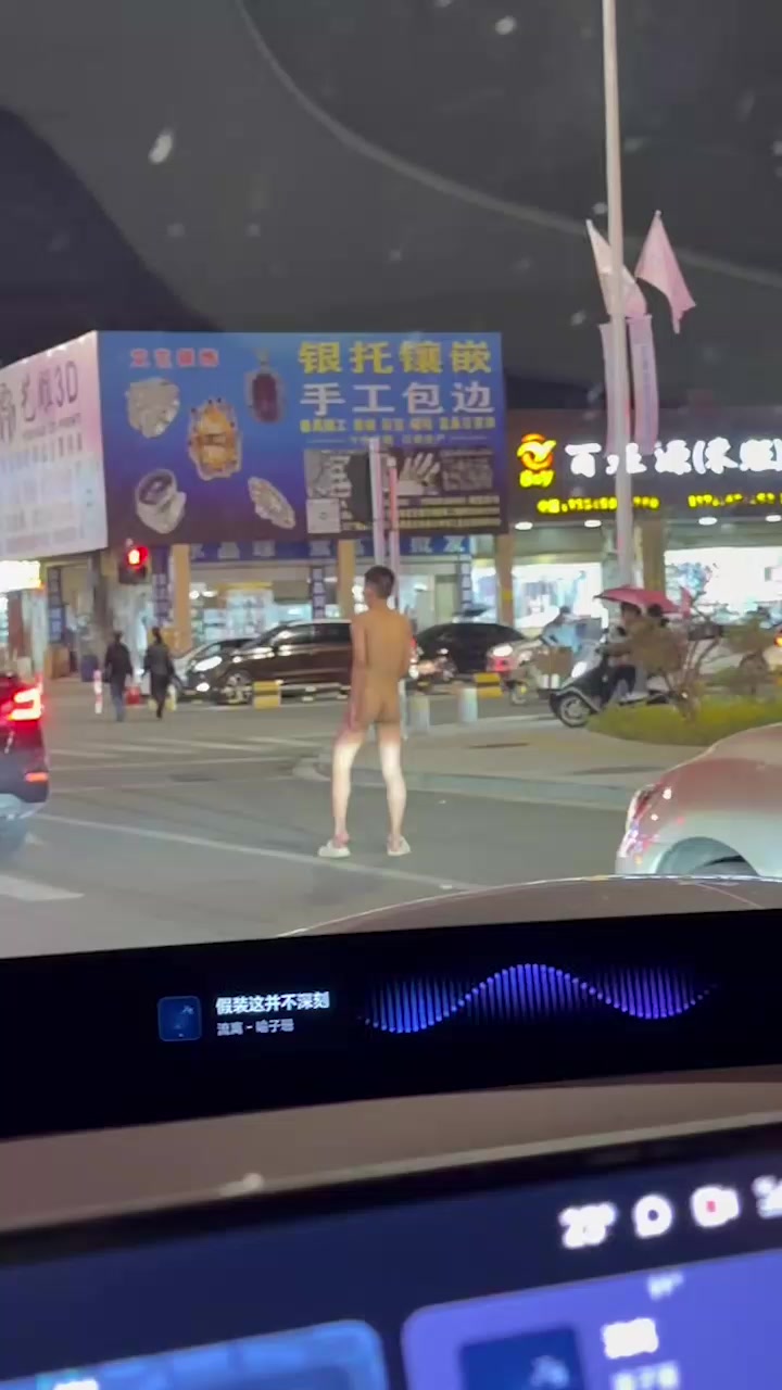 深圳罗湖水贝珠宝城惊现全裸男！大马路晃屌逛街 又是主人任务？
