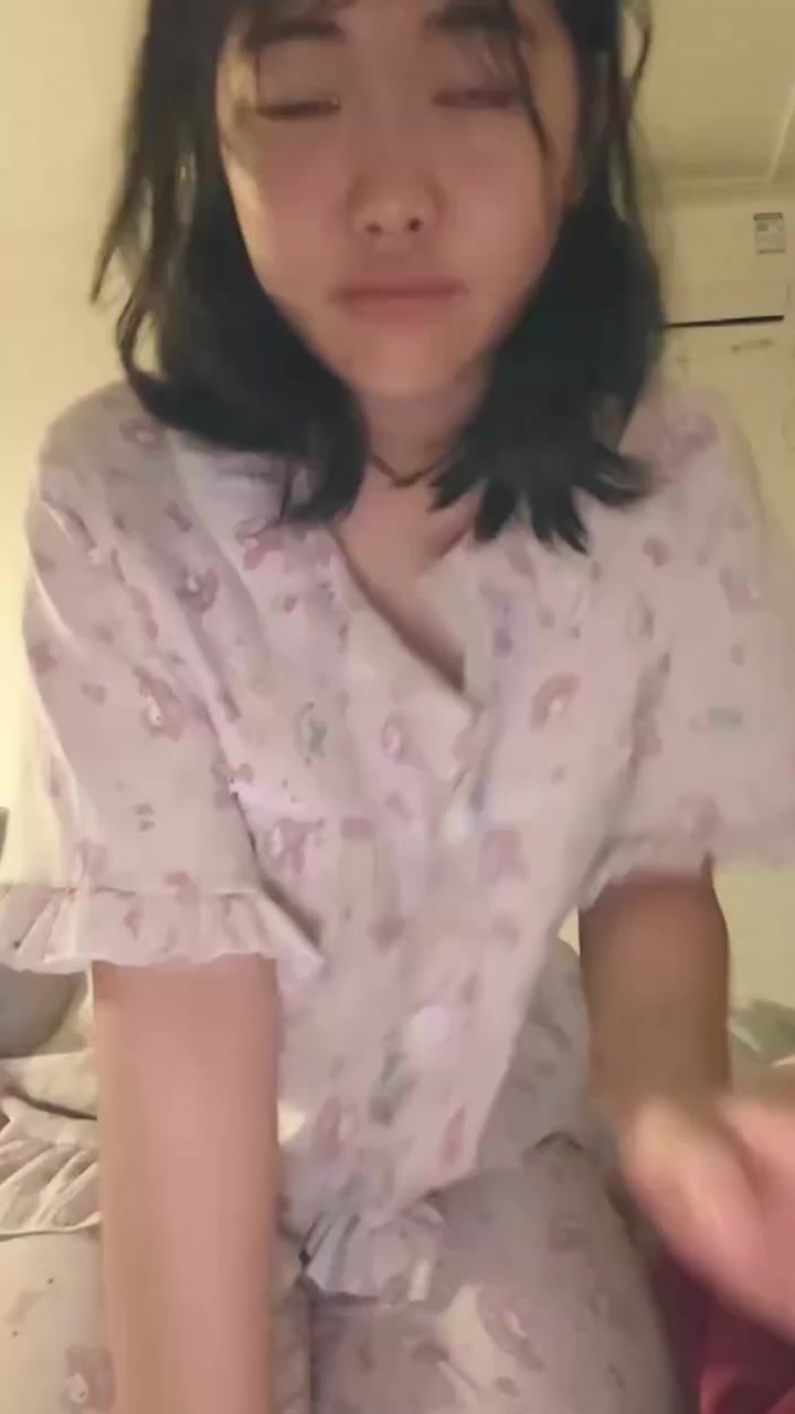 广东大二清纯学生妹 杨云菲 网贷视频流出！果冻奶小骚货为还债录裸拍 脱光被金主远程调教！