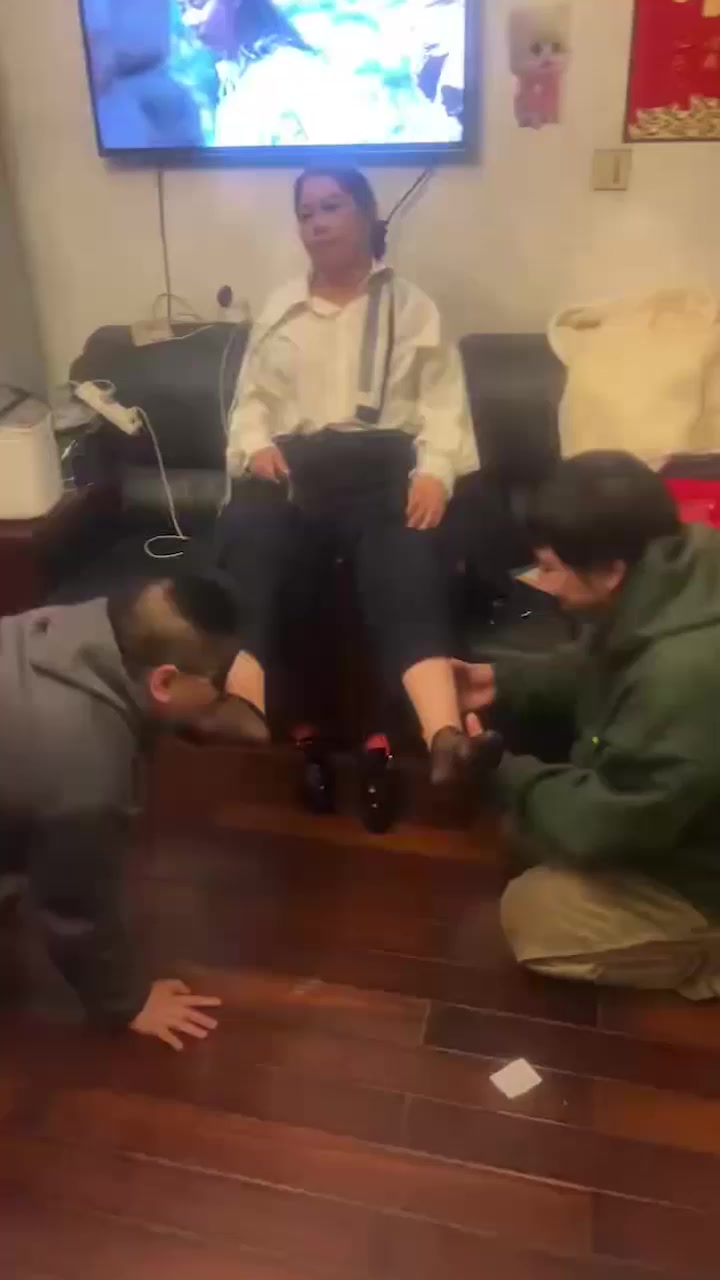 李老八旗下卷毛 管奚彻底疯魔 让亲妈穿女王装上播 手拿皮鞭当众狂抽儿子屁股 SM派对开到家里 场面无比低俗！