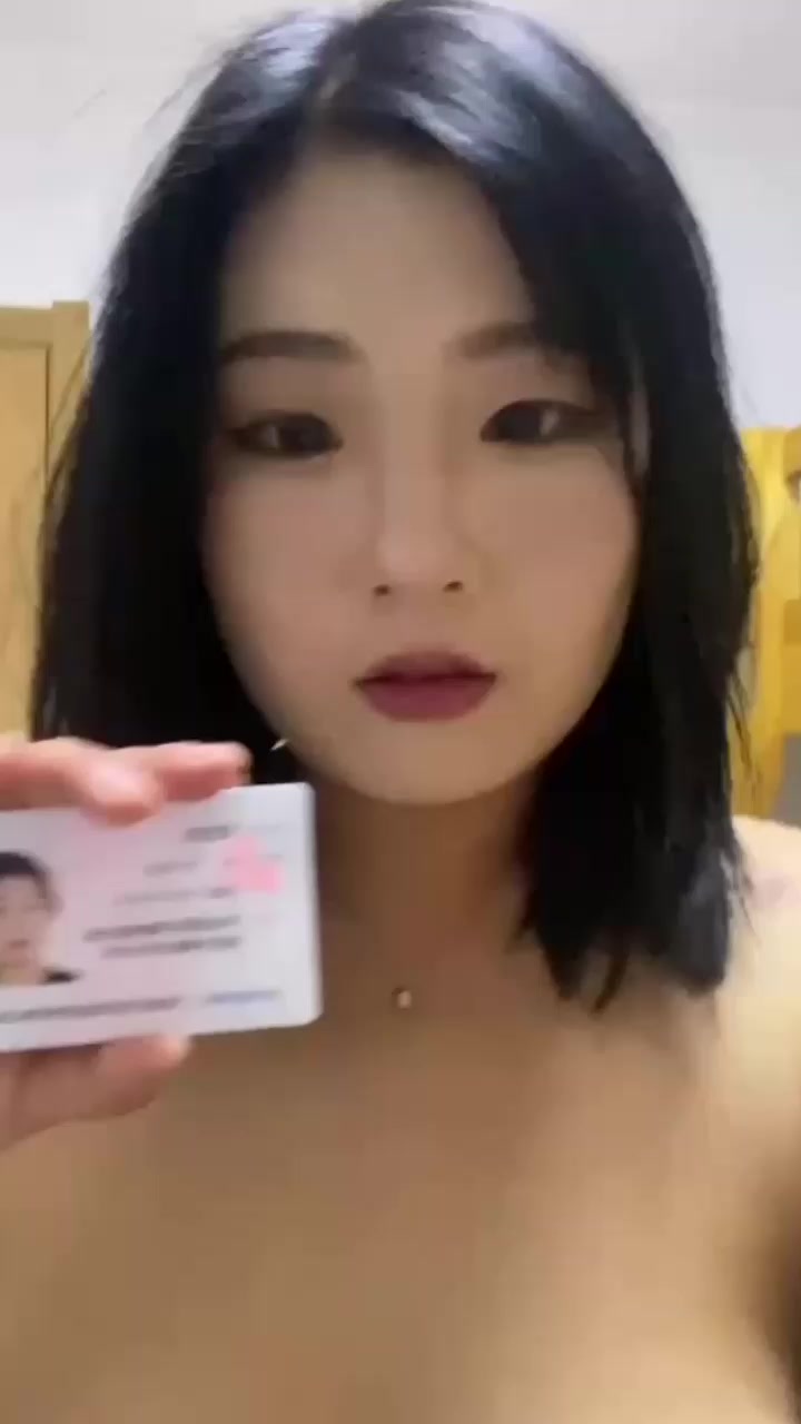 高颜值小少妇裸贷逾期惨遭债主曝光！用黄瓜狂插骚穴 皮鞭狠抽雪臀 每一下都娇喘到腿软！