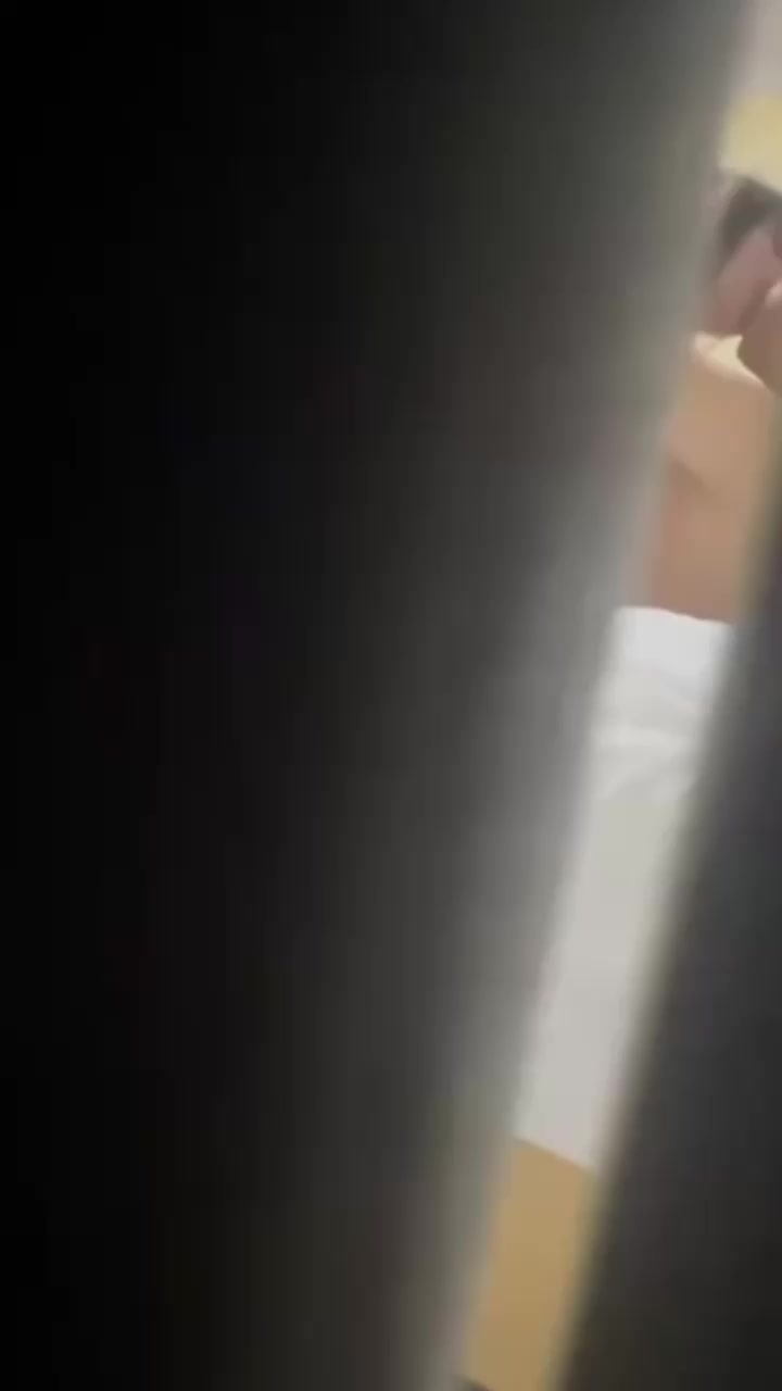 贵州花臂精神小妹 为养废物男友 卖身下海赚块钱 绿帽仔躲柜子全程偷拍 目睹女友被金主爆操！