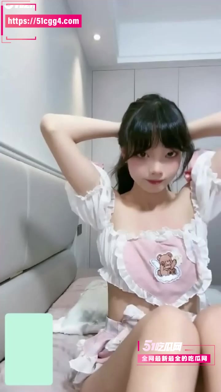 超反差清纯女神 梦梦 一对一裸聊录屏 搔首弄姿取悦金主 胴体雪白曲线火辣 浑身散发诱人淫光！