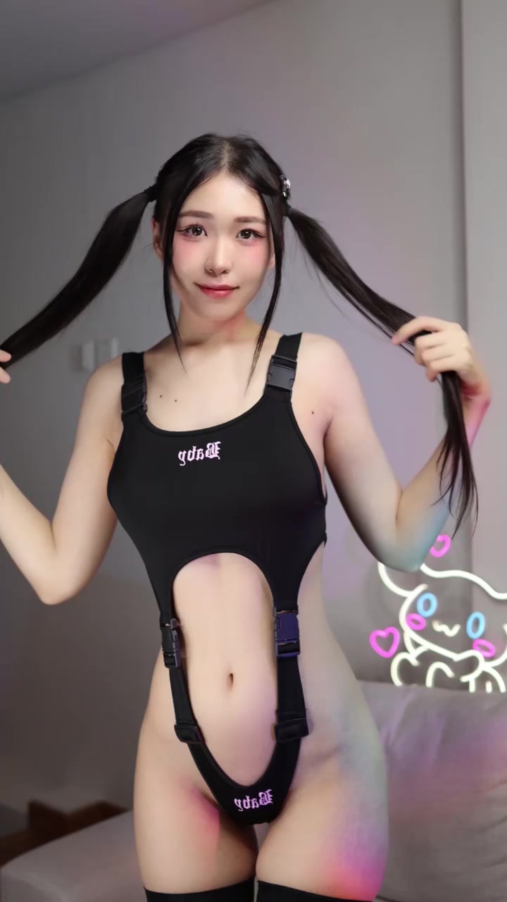 神颜美乳福利姬 Meriolchan 黑丝情趣新片！双马尾萝莉化身黑丝淫娃 假屌深喉口水拉丝 吸啯吞舔淫技绝顶 让人欲起沉迷！
