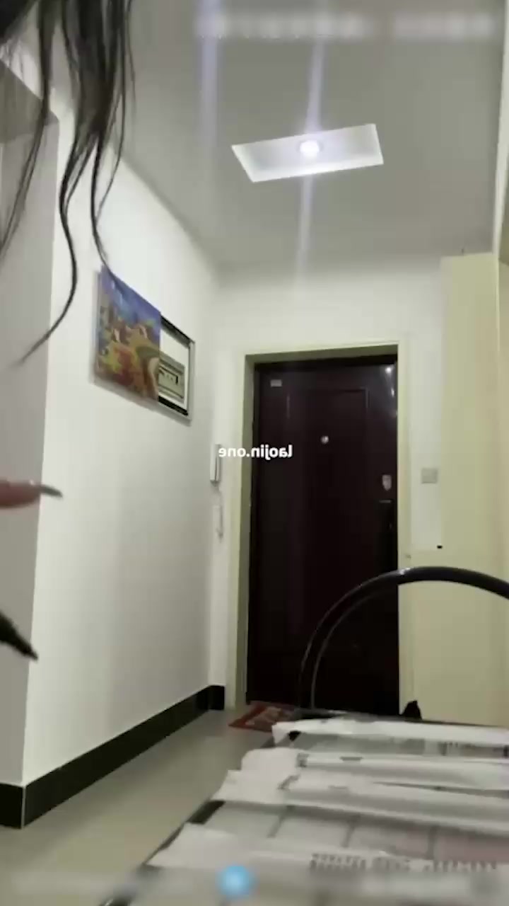 金主万元定制任务！极品骚货全裸勾引美团外卖员 跪地磕头求操吓懵小哥 搂抱亲吻不舍离去！