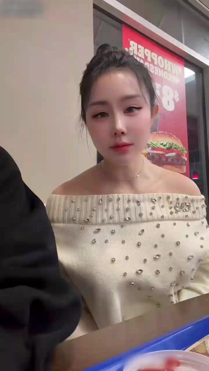 极品网黄国服第一瑶 汐梦瑶 新作 在麦当劳挑逗金主打飞机射精 制作精液番茄酱吃得津津有味!